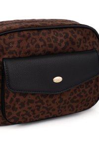 Brązowa torba w cętki z czarną teksturowaną klapą i złotymi detalami. Zamek błyskawiczny na górze i smukły design.