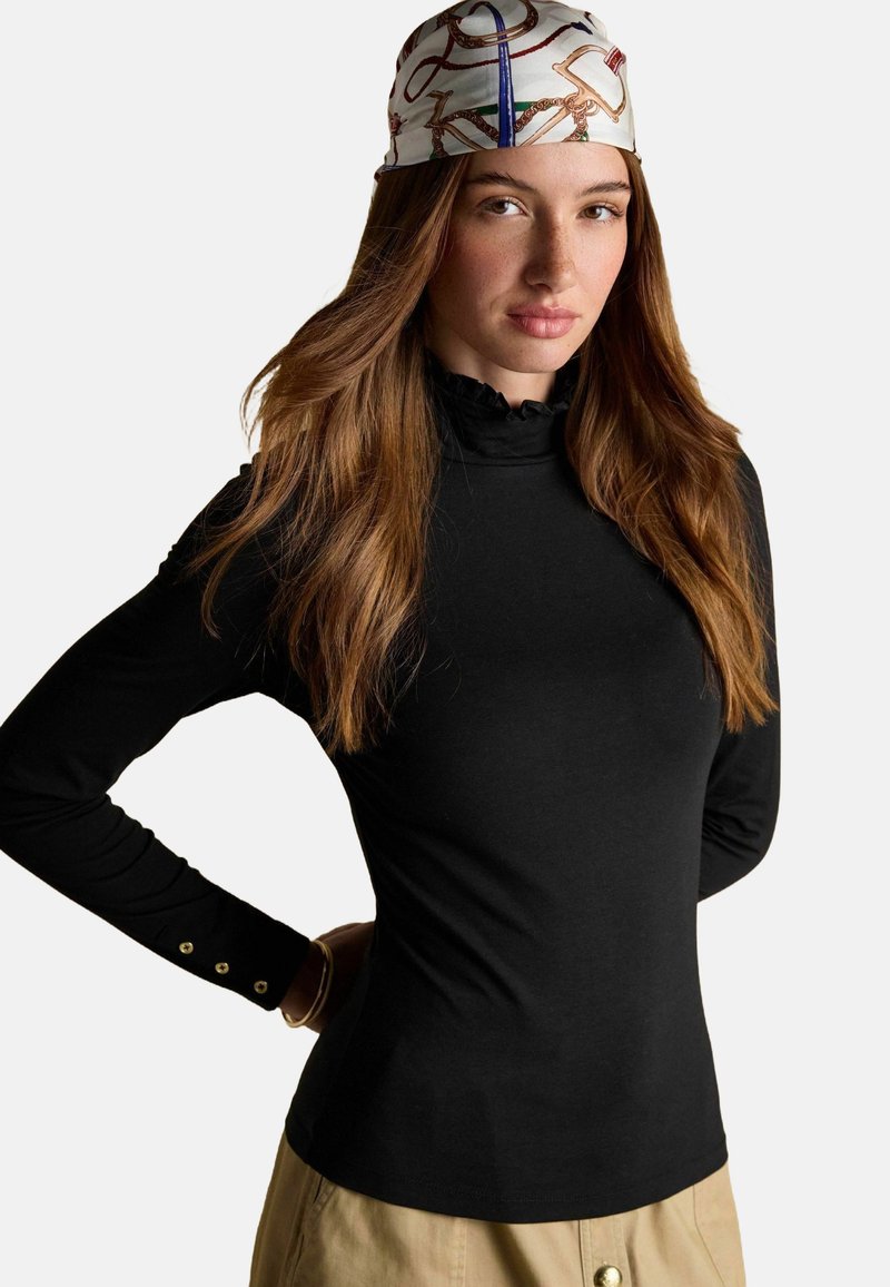 Čierny dlhý rukáv s vysokým golierom a volánkovým detailom. Materiál je hladký; manžety rukávov majú zlaté gombíkové akcenty.