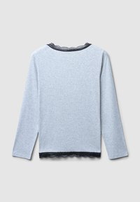 Maglietta a maniche lunghe grigia chiara con bordo in pizzo nero a scalloped attorno al collo e all'orlo, con una texture morbida e liscia.