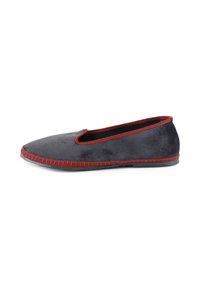 Zapato de ante gris tipo slip-on con un ribete rojo a contraste, punta redonda y diseño de suela plana y sencilla.