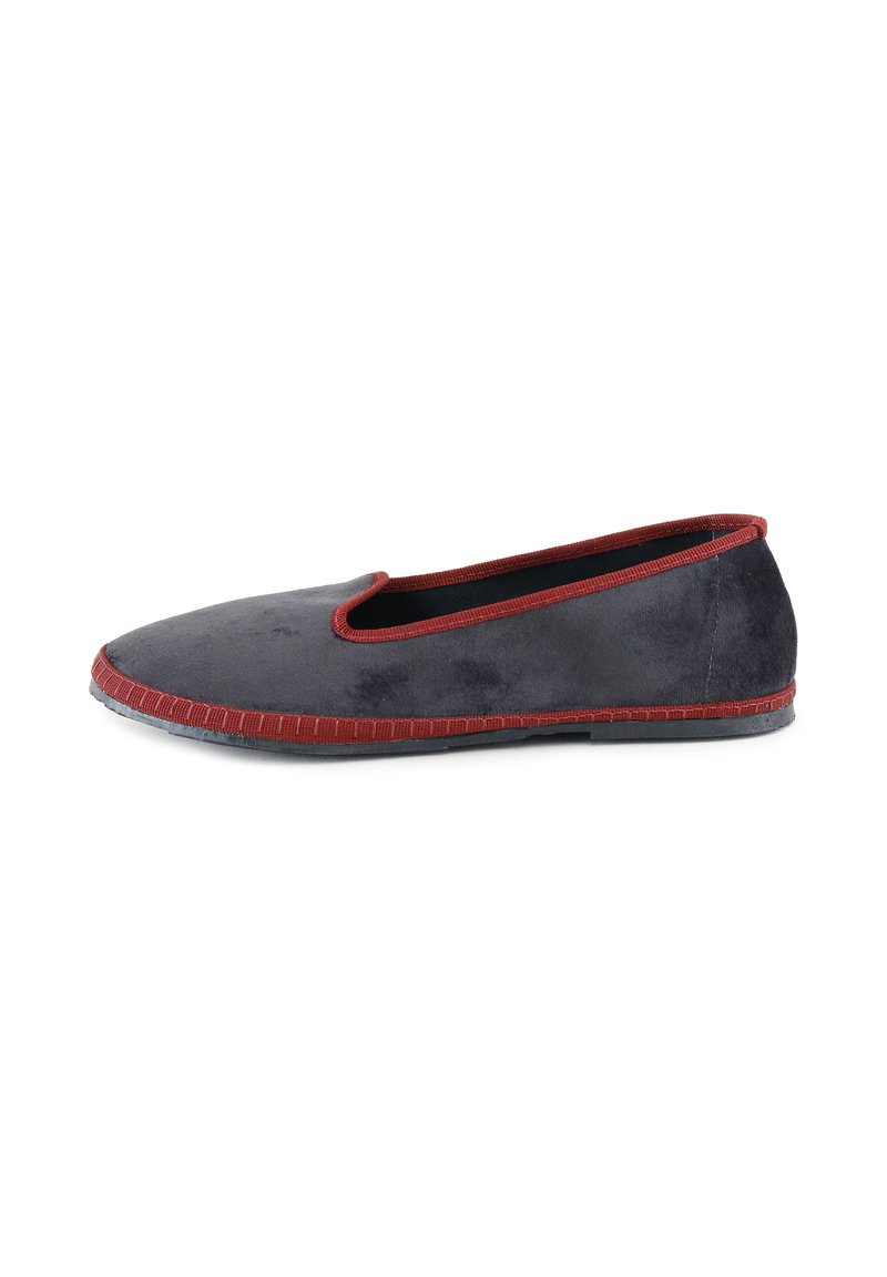 Zapato de ante gris tipo slip-on con un ribete rojo a contraste, punta redonda y diseño de suela plana y sencilla.