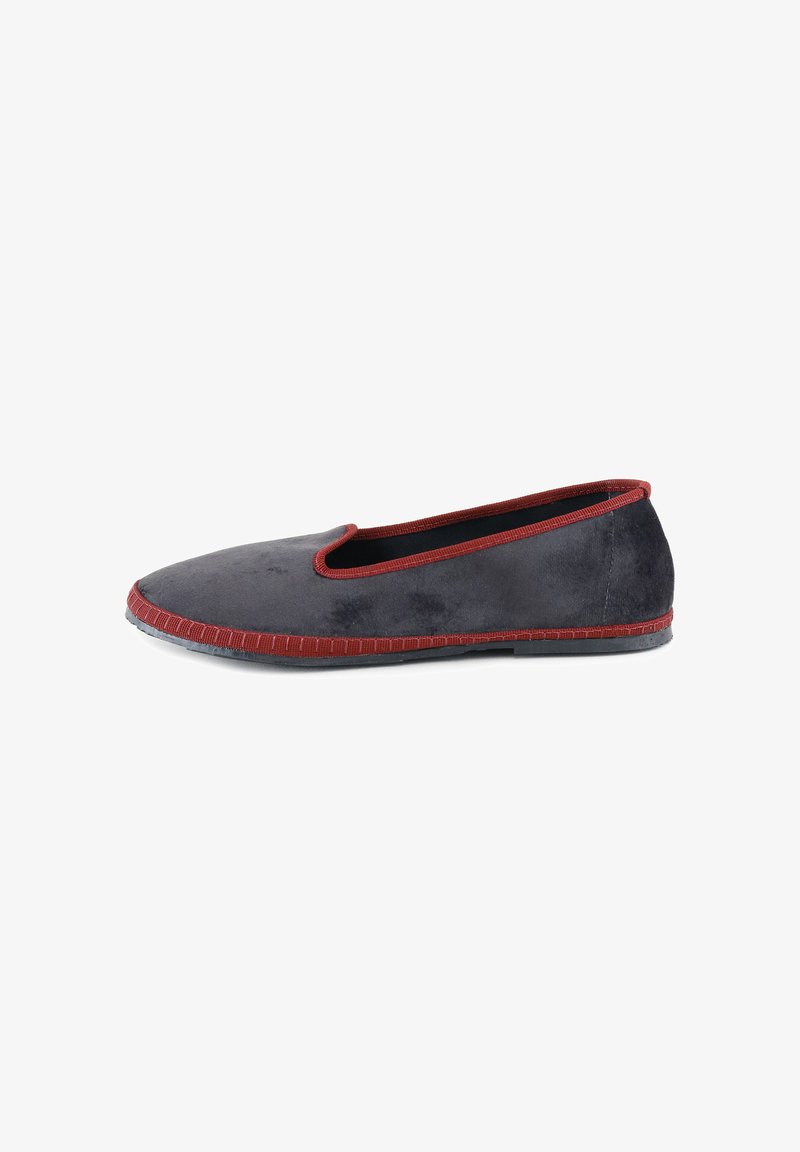 Zapato de ante gris tipo slip-on con un ribete rojo a contraste, punta redonda y diseño de suela plana y sencilla.