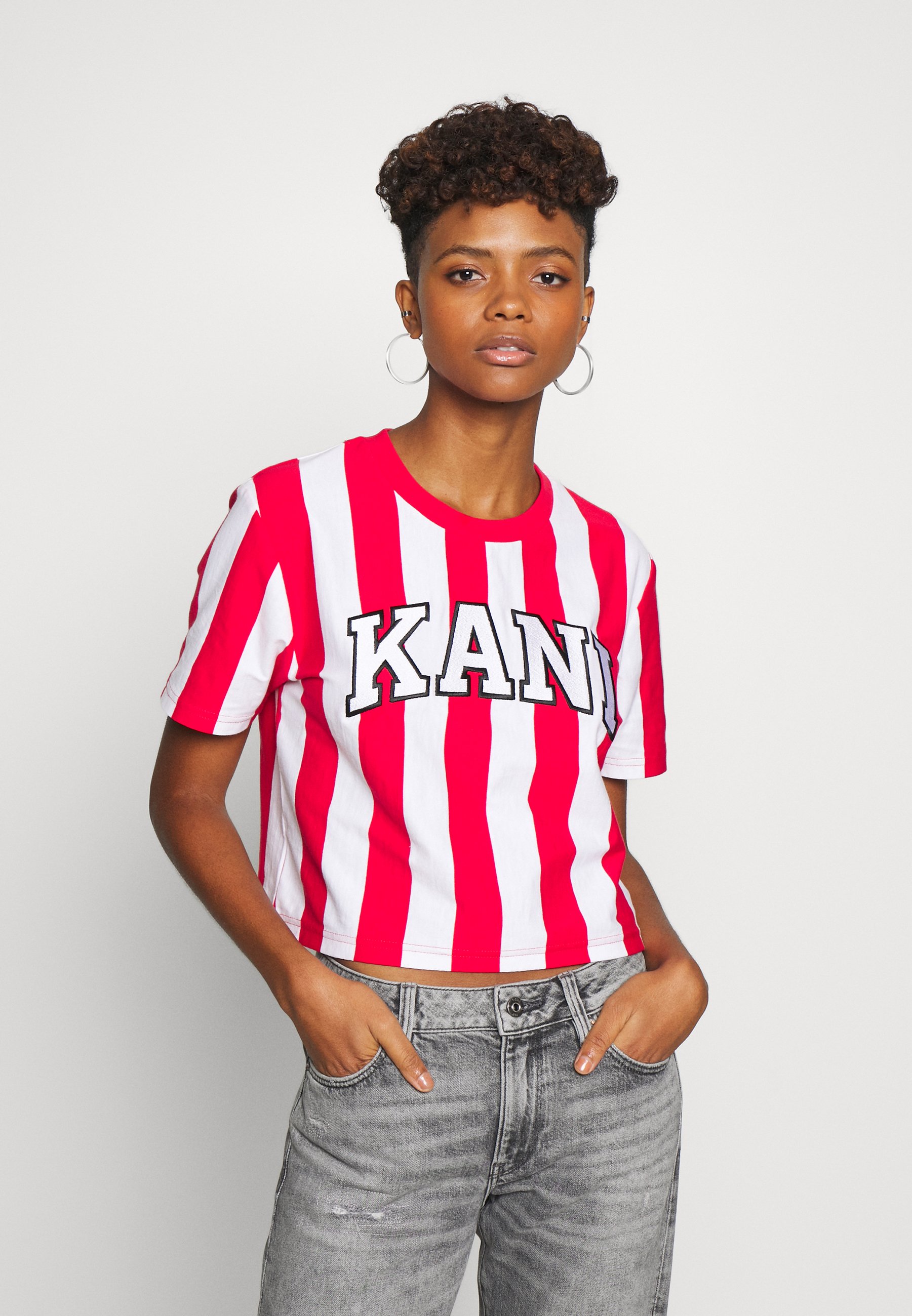 Karl Kani COLLEGE STRIPE TEE T shirts med print white Karl Kani COLLEGE STRIPE TEE - T-shirts med print - white/red