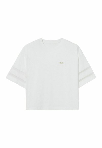 T-shirt bianca corta realizzata in morbido tessuto, con maniche corte e tre strisce orizzontali su ciascuna manica. Piccolo logo sul petto.