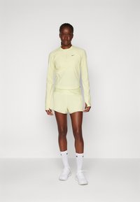 Nike Performance RUN - Langarmshirt - life lime