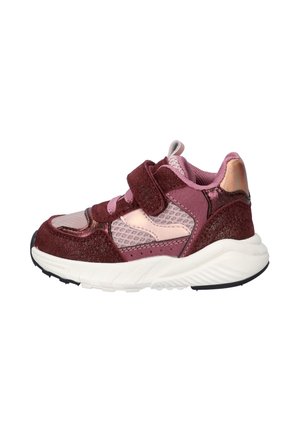 Kindersneaker in kastanjebruin en roze met meshpanelen, klittenbandsluiting en witte zool met zwart profiel.