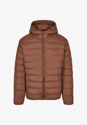 Pruun puffjakker kapuutsiga, ees tõmbluku ja kahe küljetaskuga. Omab tikanditud mustrit ja siledat, läikivat pinda.