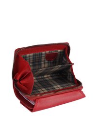 Cartera de cuero rojo con cierre de cremallera, con un forro de cuadros, dos compartimentos y un slot para tarjetas. Textura suave y diseño redondeado.