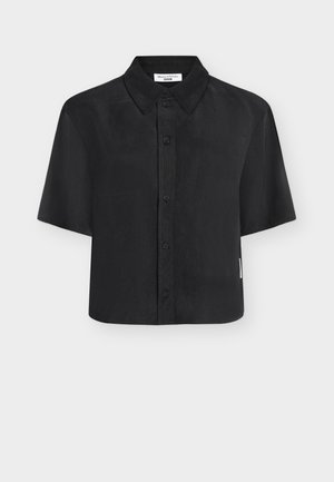 Fekete rövid ujjú gombos ing hegyes gallérral, egyenes szegéllyel és finom mintázattal, világos háttér előtt kifektetve.