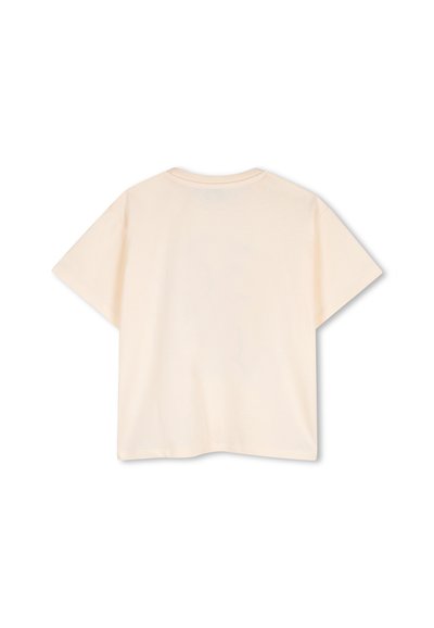 Lichtbeige T-shirt met korte mouwen en ronde hals, plat weergegeven met de achterkant zichtbaar op een witte achtergrond.