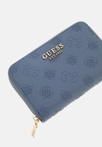 Blauer, strukturierten Geldbeutel aus synthetischem Material mit geprästem Logo und floralen Mustern. Verfügt über einen goldenen Reißverschluss mit Markenlabel.