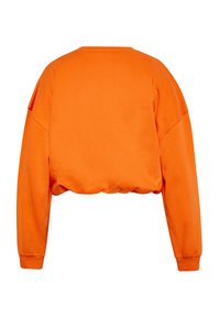 Fényes narancssárga cropped pulóver, puha anyagból készült. Széles ujjak, kerek nyakú kivágás és rugalmas szegély jellemzi, a laza illeszkedésért.