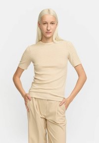 Beige kortærmet stribet t-shirt med rund hals. Blødt stof med en tætsiddende silhuet og subtile vandrette striber.
