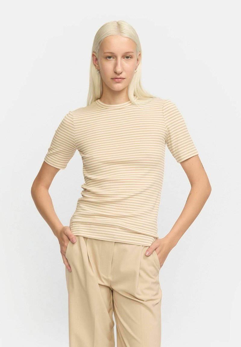Beige kortærmet stribet t-shirt med rund hals. Blødt stof med en tætsiddende silhuet og subtile vandrette striber.
