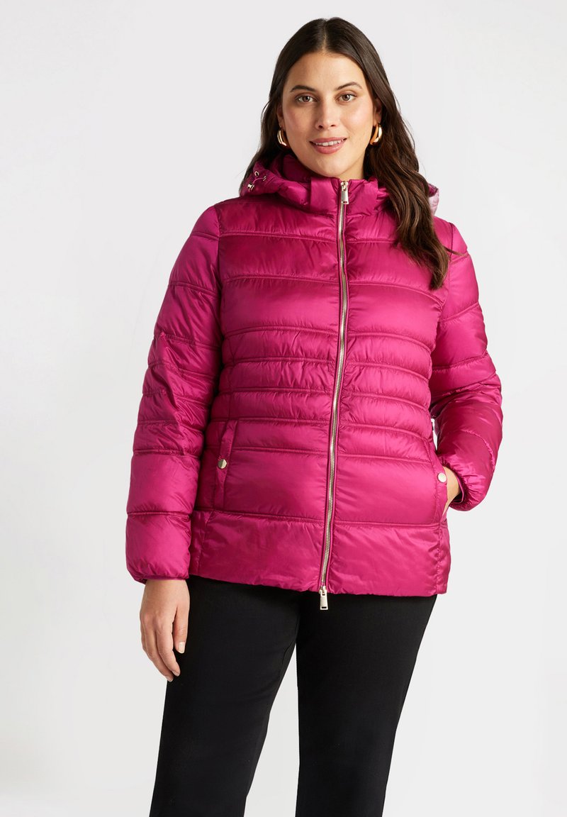 Giacca puffer magenta con zip frontale, cappuccio e trapuntatura orizzontale. Presenta bottoni in tonalità oro e tasche laterali. Leggera e con una texture lucida.