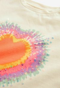 Next SEQUIN TIE DYE HEART  - Nyomott mintás póló - ecru white