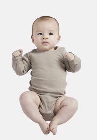 Bodysuit beige à côtes pour bébé avec manches longues, décolleté rond et boutons-pression sur les jambes, porté par un nourrisson aux cheveux courts et à la peau claire.