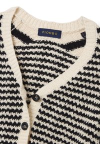 Cardigan a righe orizzontali crema e nero, con una texture lavorata a maglia, design a V, dotato di due bottoni neri e di un'etichetta PIOMBO sul collo.