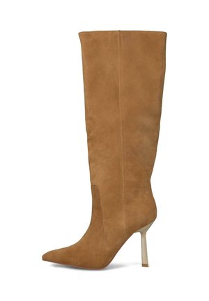 Botas de ante color beige hasta la rodilla con punta afilada, tacón delgado transparente y un detalle de costura mínima en los laterales. Textura suave en toda la superficie.