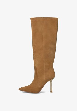 Stivali in suede color cammello alti fino al ginocchio, con punta affusolata, tacco trasparente sottile e dettagli di cucitura minimali sui lati. Texture liscia su tutta la superficie.