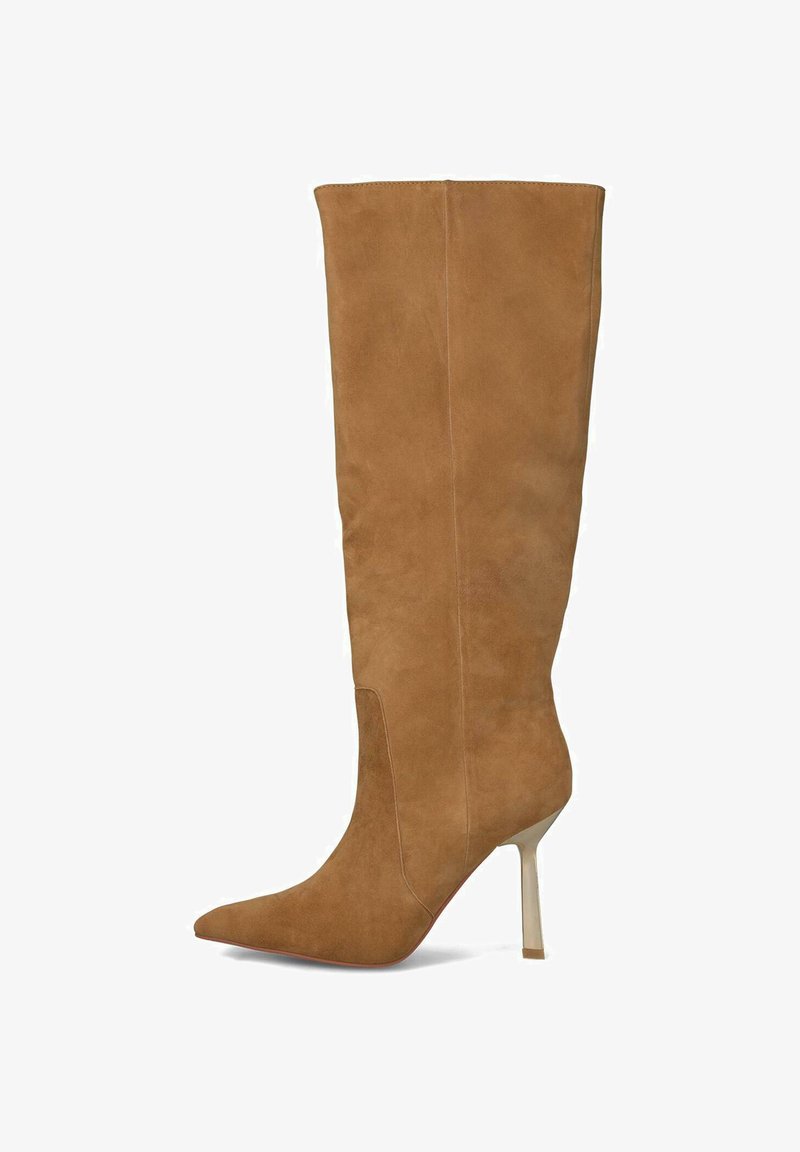Bottes en suede beige arrivant jusqu'au genou, avec un bout pointu, un talon clair élancé et des détails de couture minimalistes sur les côtés. Texture lisse sur l'ensemble.