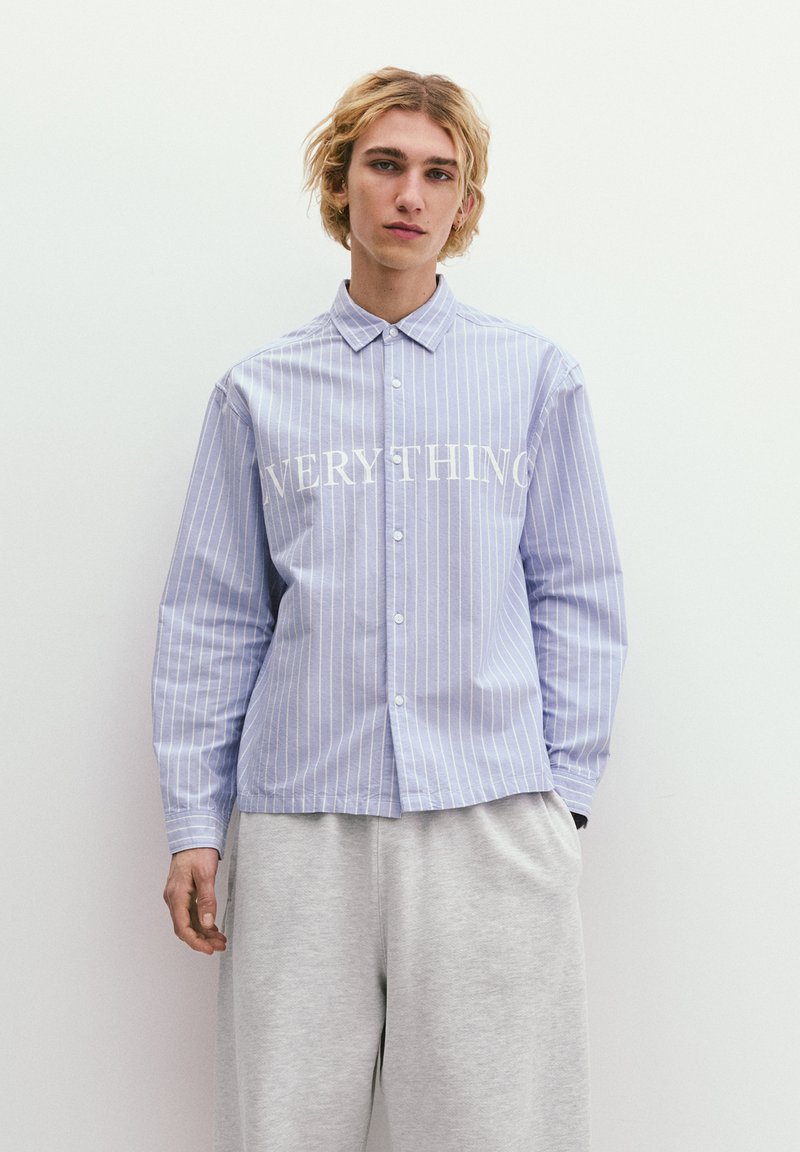 PULL&BEAR - STRIPED - Hemd - light blue, Vergrößern