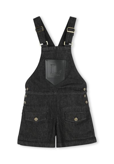 Zwarte denim salopettes hebben een vierkante voorkantzak met een merklogo, verstelbare banden en knopen aan de zijkanten en zakken.