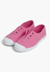 Baskets slip-on en toile rose avec semelles en caoutchouc blanches, dotées d'œillets en métal et d'une texture lisse, conçues pour un usage décontracté.