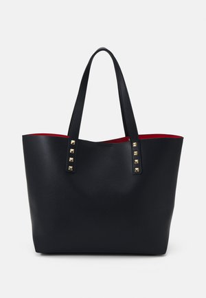 Borsa a tracolla nera con due manici piatti, dettagli in metallo dorato e un vivace interno rosso. Realizzata in materiale liscio e testurizzato. Design con apertura in alto.