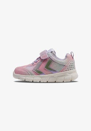 Klittenbandsneakers met roze en lavendel suède bovenwerk, groene en zilveren accenten, getextureerde oppervlakken en een witte rubberen zool met gripprofielen.