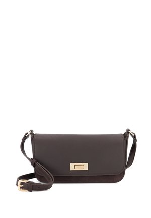 Bolso bandolera de cuero marrón oscuro con correa ajustable y cierre rectangular dorado en la solapa frontal.