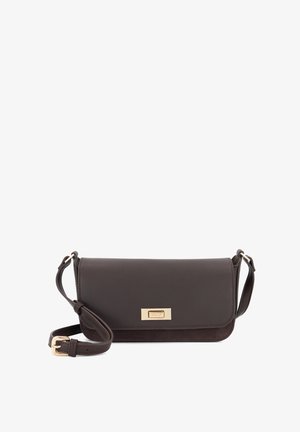 Bolso bandolera de cuero marrón oscuro con correa ajustable y cierre rectangular dorado en la solapa frontal.