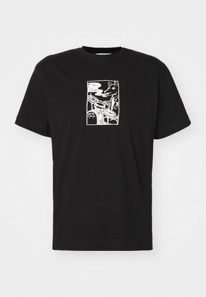 Czarny t-shirt z krótkim rękawem z białą grafiką psa w garniturze palącego fajkę nad abstrakcyjnymi kształtami i tekstem.