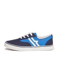 Sneaker in tela blu con un accento blu navy, lacci bianchi e distintive strisce diagonali bianche sul lato. Suola in gomma e punta arrotondata.