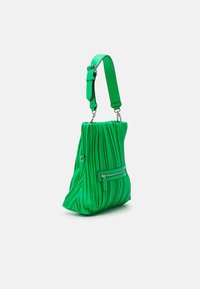 Vihreä laskostettu käsilaukku, jossa on tekstuuri pinta, säädettävä hihna ja etutasku vetoketjulla. Valmistettu pehmeästä materiaalista, jossa on hopeansävyiset varusteet.