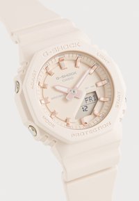 G-SHOCK-klokke med lys rosa harpiksrem, åttkantet kasse, rosagulldetaljer, analog og digital skjerm, med vanntetthet på 200 meter.