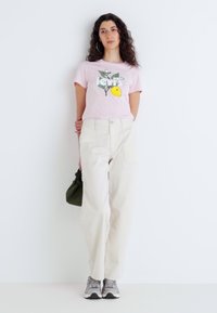 Levi's® T-shirt con stampa - pink/almond/chalk