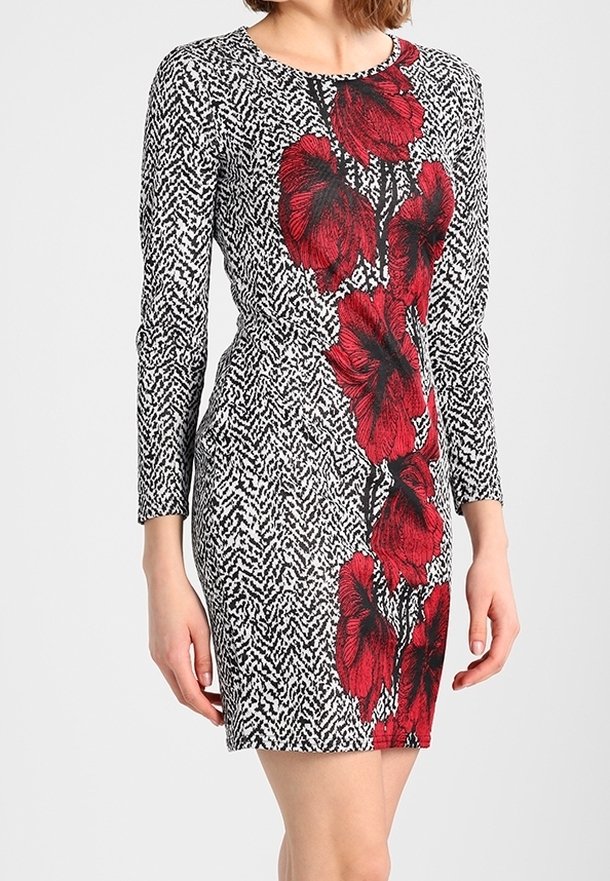 Czarna i biała sukienka w wzory z czerwonymi kwiatowymi nadrukami, długie rękawy, okrągły dekolt, dopasowany krój, długość do połowy uda.