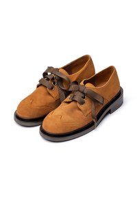 Chaussures en daim marron avec un bout arrondi, des coutures décoratives et des lacets en satin marron. Elles sont dotées d'une semelle noire épaisse pour un soutien supplémentaire.