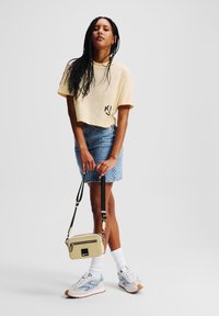 Karl Lagerfeld Jeans Triko s potiskem - wood ash