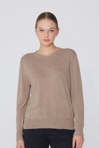 Beżowy sweter dziany z okrągłym dekoltem i długimi rękawami. Tkanina ma miękką fakturę i lekko luźny krój, z prążkowanymi mankietami i dołem.