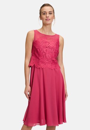 Vera Mont MIT STICKEREI - Cocktailkjole / festkjole - shiny coral