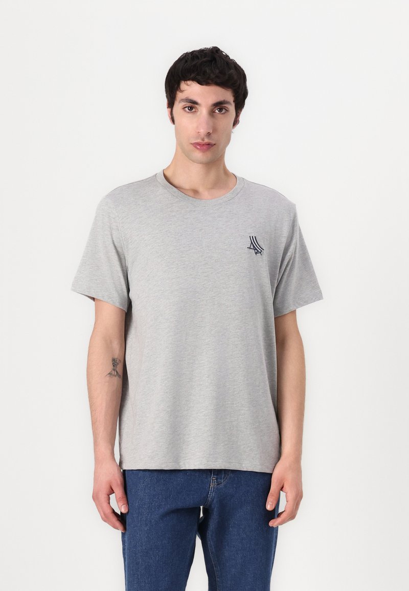 Tricou gri din bumbac, cu guler rotund și mâneci scurte, având un mic design al logo-ului bleumarin în partea stângă a pieptului. Croială clasică.