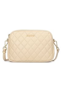 Borsa a tracolla beige trapuntata realizzata in pelle testurizzata. Presenta una zip color oro, una stampa del logo e una tracolla regolabile.