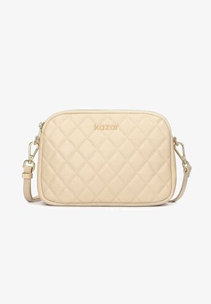 Kreminė užsegama rankinė iš tekstūruotos odos. Įrengtas auksavertis užtrauktukas, logotipo įspaudimas ir reguliuojama petneša.