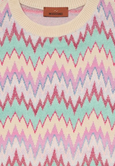Flerfärgad stickad tröja med ett zigzagmönster i rosa, mintgrön, röd och krämfärg, med en texturerad yta och en etikett vid halsen.