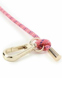 Corda intrecciata rosa con macchie blu e bianche, dotata di un gancio a scatto girevole in metallo dorato e di un tappo finale dorato. Design resistente e con texture.