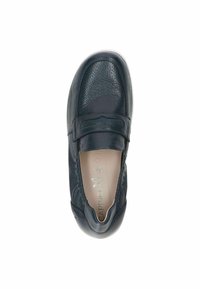 Mörk marinblå slip-on sko gjord av texturerat läder, med en slät tå, subtil sömnad och en flexibel vit gummisula.