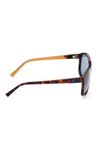 Occhiali da sole tartarugati con lenti polarizzate grigie, forma elegante, aste con accenti arancioni e dettagli in metallo argentato.
