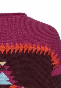 Strickpullover mit einem lila und kastanienbraunen Design, das geometrische Muster in Rosa, Orange und Hellblau aufweist. Strukturiertes Halsbündchen und Saum.